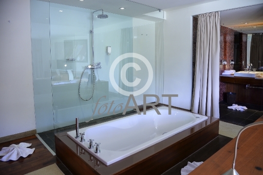 Hotelzimmer – Dusche, Badewanne
