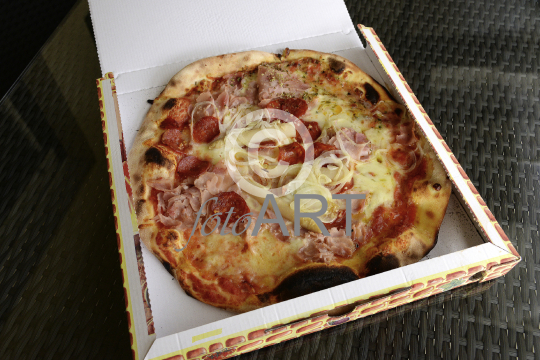 Pizza, im Karton geliefert
