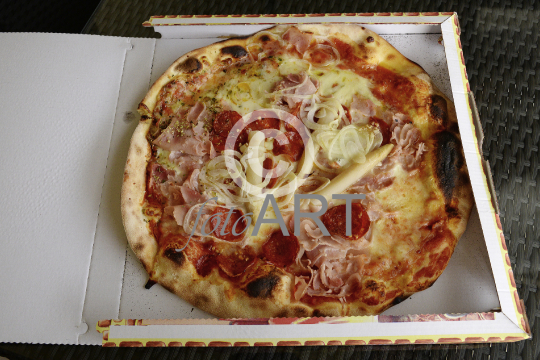 Pizza, im Karton geliefert